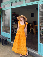 画像をギャラリービューアに読み込む, カリブ海の空と波にとける少女の、刺繍と風をまとう編みワンピース_K0080
