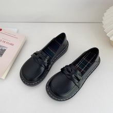 画像をギャラリービューアに読み込む, パリの文具店で便箋を選んでいた彼女のパンプス_K0038