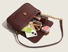 画像をギャラリービューアに読み込む, ヴィンテージショップで一目惚れしたエンブレムチェーンバッグ_N3489