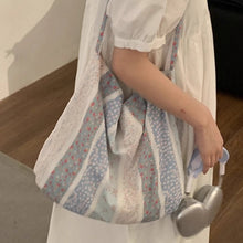 画像をギャラリービューアに読み込む, レースのスカーフがきゅっと結ばれた、ブルーの花柄トートバッグ_K0130