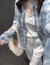 画像をギャラリービューアに読み込む, 潮風が髪をなでる朝、デニムと馴染むくすみブルーのシャツコーデ_K0133
