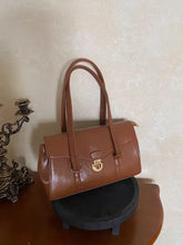 画像をギャラリービューアに読み込む, フランスの香水を纏う彼女のフラップハンドバッグ_N3185