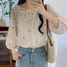 画像をギャラリービューアに読み込む, さくらんぼの赤い実とリボンの白い結び目が愛おしいブラウス_K0049