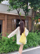 画像をギャラリービューアに読み込む, 夏の朝、レモネードを片手に日記を綴る彼女のシアーカーディガン_K0091