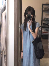 画像をギャラリービューアに読み込む, 夏の終わりに船を待っていた女の子の、海辺に映えるワンピース_K0087