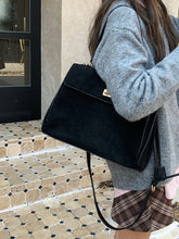 画像をギャラリービューアに読み込む, パリの街を散歩するスエードメッセンジャーバッグ_N3186