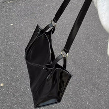 画像をギャラリービューアに読み込む, 都会の雑踏を抜けてカフェに立ち寄る女のシックレザートート_K0179