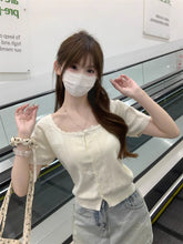 画像をギャラリービューアに読み込む, ボートを漕ぐ彼の横顔と、胸元に光るリボンニット_K0166