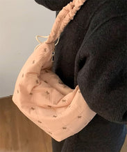 画像をギャラリービューアに読み込む, ワッフルを焼いてくれてた女の子のリボンキルティングボディバッグ_N3221