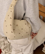 画像をギャラリービューアに読み込む, ワッフルを焼いてくれてた女の子のリボンキルティングボディバッグ_N3221