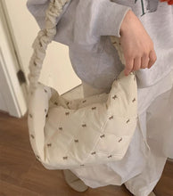 画像をギャラリービューアに読み込む, ワッフルを焼いてくれてた女の子のリボンキルティングボディバッグ_N3221