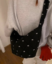 画像をギャラリービューアに読み込む, ワッフルを焼いてくれてた女の子のリボンキルティングボディバッグ_N3221