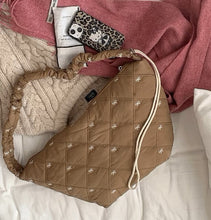 画像をギャラリービューアに読み込む, ワッフルを焼いてくれてた女の子のリボンキルティングボディバッグ_N3221