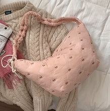 画像をギャラリービューアに読み込む, ワッフルを焼いてくれてた女の子のリボンキルティングボディバッグ_N3221