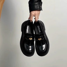 画像をギャラリービューアに読み込む, カフェ巡りが趣味な女の子のコインローファー _N3491