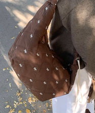 画像をギャラリービューアに読み込む, ワッフルを焼いてくれてた女の子のリボンキルティングボディバッグ_N3221