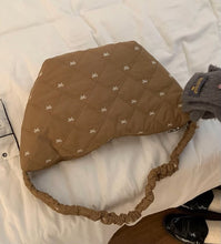 画像をギャラリービューアに読み込む, ワッフルを焼いてくれてた女の子のリボンキルティングボディバッグ_N3221