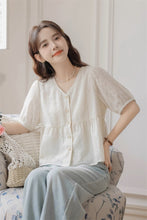 画像をギャラリービューアに読み込む, エッフェル塔を見ながらランチする日のVネックフレアブラウス_N2418