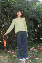 画像をギャラリービューアに読み込む, お花のフレグランスをまとう女の子のサイドスリット刺繍デニムパンツ_N2018