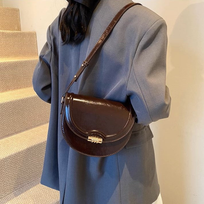 【超希少】✨☘️フェラガモ☘️✨かごバッグ✨ショルダーバッグ✨ハーフムーン✨ パリの小さなショップで購入したハーフムーンショルダーバッグ_