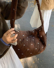 画像をギャラリービューアに読み込む, ワッフルを焼いてくれてた女の子のリボンキルティングボディバッグ_N3221