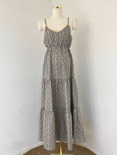 画像をギャラリービューアに読み込む, 週末に青空の下でピクニックする小花柄キャミワンピース_N2022