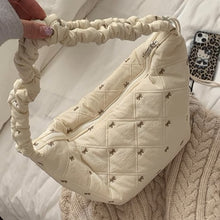 画像をギャラリービューアに読み込む, ワッフルを焼いてくれてた女の子のリボンキルティングボディバッグ_N3221