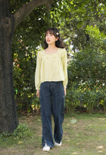 画像をギャラリービューアに読み込む, お花のフレグランスをまとう女の子のサイドスリット刺繍デニムパンツ_N2018