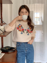 画像をギャラリービューアに読み込む, カラフルなお花を育てる女の子のフラワー刺繍ニット_N3233