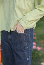画像をギャラリービューアに読み込む, お花のフレグランスをまとう女の子のサイドスリット刺繍デニムパンツ_N2018