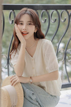 画像をギャラリービューアに読み込む, エッフェル塔を見ながらランチする日のVネックフレアブラウス_N2418