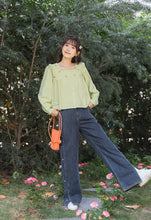 画像をギャラリービューアに読み込む, お花のフレグランスをまとう女の子のサイドスリット刺繍デニムパンツ_N2018