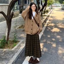 画像をギャラリービューアに読み込む, 【2点セット】イチョウ並木を散歩する日のオーバーサイズカーディガンとチェックスカートのコーデセット_N3156