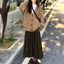 画像をギャラリービューアに読み込む, 【2点セット】イチョウ並木を散歩する日のオーバーサイズカーディガンとチェックスカートのコーデセット_N3156