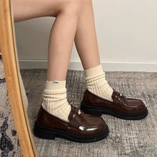 画像をギャラリービューアに読み込む, カフェ巡りが趣味な女の子のコインローファー _N3491