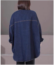 画像をギャラリービューアに読み込む, ショートカットが似合う女の子のオーバーサイズデニムシャツ_N1789