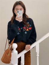画像をギャラリービューアに読み込む, カラフルなお花を育てる女の子のフラワー刺繍ニット_N3233
