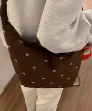 画像をギャラリービューアに読み込む, ワッフルを焼いてくれてた女の子のリボンキルティングボディバッグ_N3221