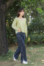 画像をギャラリービューアに読み込む, お花のフレグランスをまとう女の子のサイドスリット刺繍デニムパンツ_N2018