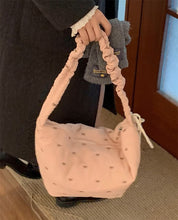 画像をギャラリービューアに読み込む, ワッフルを焼いてくれてた女の子のリボンキルティングボディバッグ_N3221