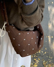 画像をギャラリービューアに読み込む, ワッフルを焼いてくれてた女の子のリボンキルティングボディバッグ_N3221