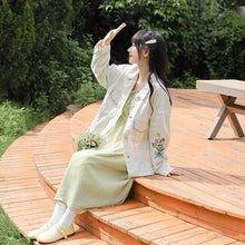 画像をギャラリービューアに読み込む, 実家のお花屋さんを手伝う女の子の刺繍デニムジャケット_N3531