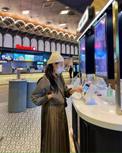 画像をギャラリービューアに読み込む, ポップコーンを買って映画デートに行く日のワンピース_N1387