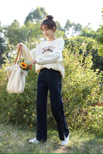 画像をギャラリービューアに読み込む, カラフルなお花を飾る女の子のフラワー刺繍スリットデニムパンツ_N1880