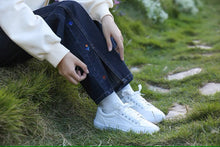 画像をギャラリービューアに読み込む, カラフルなお花を飾る女の子のフラワー刺繍スリットデニムパンツ_N1880