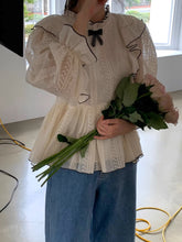 画像をギャラリービューアに読み込む, みんなが憧れるあの子が着ていた刺繍フリルブラウス_N3437