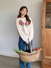 画像をギャラリービューアに読み込む, カラフルなお花を育てる女の子のフラワー刺繍ニット_N3233