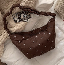 画像をギャラリービューアに読み込む, ワッフルを焼いてくれてた女の子のリボンキルティングボディバッグ_N3221