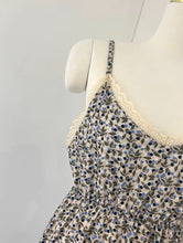 画像をギャラリービューアに読み込む, 週末に青空の下でピクニックする小花柄キャミワンピース_N2022