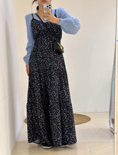 画像をギャラリービューアに読み込む, 週末に青空の下でピクニックする小花柄キャミワンピース_N2022